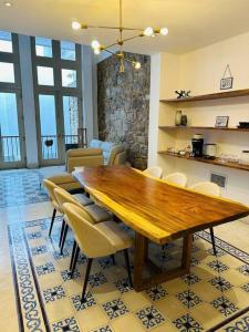 een eetkamer met een houten tafel en stoelen bij Best Location - Beautiful and Amazing Loft in Panama-Stad