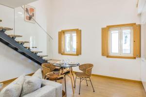 ein Wohnzimmer mit einem Sofa und einem Tisch in der Unterkunft Inner Center Porto in Porto