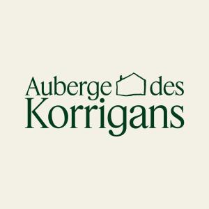 um sinal que diz que o público ajuda os coreanos em Auberge des Korrigans em Stoneham