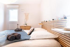 - une chambre avec un grand lit en bois et 2 oreillers dans l'établissement Annecy L'Elégance : grande chambre/stationnement, à Annecy