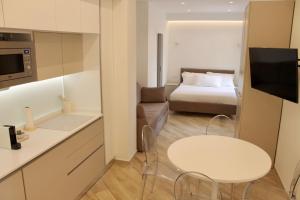 a small room with a bed and a white table at La Casa Del Molo in Finale Ligure