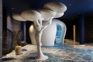 波塔爾斯諾斯的住宿－The Donna Portals，一间房间里白色的蘑菇雕塑