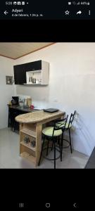 eine Küche mit einem Tisch und 2 Stühlen in der Unterkunft Kafi Studio in Liberia
