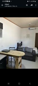 ein Wohnzimmer mit einem Tisch und einem Sofa in der Unterkunft Kafi Studio in Liberia