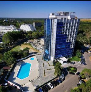 an overhead view of a tall building with a pool at Sea View Apartments Olimp Etajul 9 in Olimp