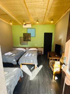 ein Krankenhauszimmer mit 3 Betten und einem Tisch in der Unterkunft Tsotne's kingdom in Wardsia