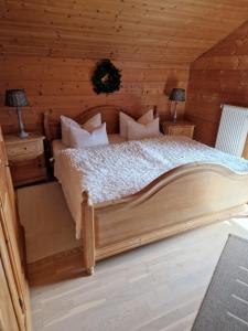 um quarto com uma cama grande e paredes de madeira em Plattenberger Hof em Waging am See
