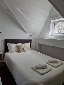 - une chambre avec un lit et 2 serviettes dans l'établissement Casa do Miguel, à Foz do Arelho