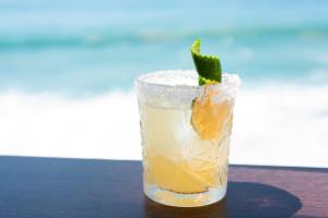 une boisson avec une tranche de chaux et une orange dans l'établissement Surf and Sand Resort, à Laguna Beach