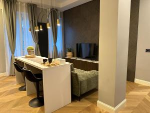 ein Wohnzimmer mit einem Tisch und einem Sofa in der Unterkunft V28 in Mailand