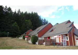 a house with a table and chairs in front of it at Le village de Sèchemailles in Ambrugeat