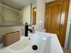 A bathroom at Apartamentos Montejurra Még 37 kép