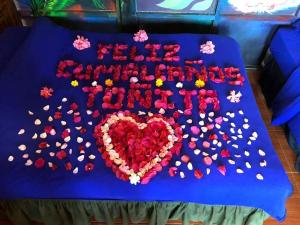 a blue table with a heart made out of roses at Finca Neblina del Bosque in Estelí