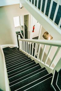 una escalera con escaleras en blanco y negro en Denton House Hostel, en Keswick