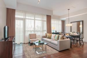 sala de estar con sofá y mesa en Aruga Apartments by Rockwell Makati en Manila