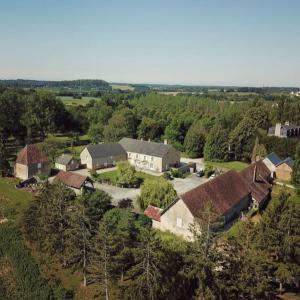 een luchtzicht op een huis met een tuin bij Charmante Maisonette à Arçonnay (72) in Arçonnay