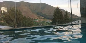 בריכת השחייה שנמצאת ב-BellaVista Casa de Montaña או באזור