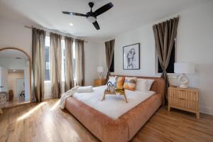 1 dormitorio con cama grande y sofá marrón en En-Vogue Vacay - Rooftop Deck - 4 mins to TSU en Nashville