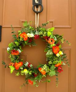 una puerta con una corona de flores en una puerta en Huge & Deluxe 600 Year Old Essex Manor House, en Saffron Walden