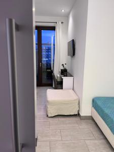 ナポリにあるインターナショナル ガリバルディのベッドルーム1室(ベッド1台、デスク付)