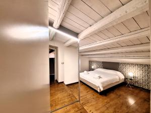 sypialnia z łóżkiem i lustrem w obiekcie Casa Aretusa - Ortigia Holidays w Syrakuzach