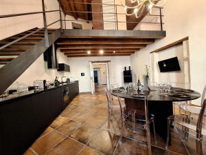 kuchnia ze stołem z krzesłami i schodami w obiekcie Casa Aretusa - Ortigia Holidays w Syrakuzach