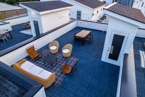 an overhead view of a patio with a table and chairs at Southern & Style-2 Townhomes-7 Mins To Broadway in Nashville