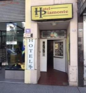un frente de tienda con una señal para una tienda en HOTEL PIAMONTE en Buenos Aires