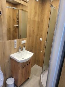 Ένα μπάνιο στο Rooms4Rest Popularna - Private rooms for tourists - ATR Consulting Sp, z o,o,