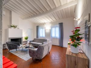 ein Wohnzimmer mit einem Sofa und einem Kamin in der Unterkunft Uffizi Suite in Florenz