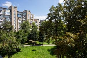 een park voor een groot appartementencomplex bij Apartment on 23 Serpnya in Charkov