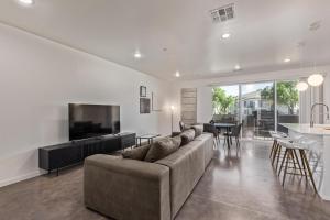 Χώρος καθιστικού στο Chandler Cheers - 2 Downtown Chandler Homes - Community Pool