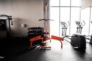 un gimnasio con dos cintas de correr y dos máquinas en Depa frente a Fundidora, Cintermex, Arena Mty, en Monterrey