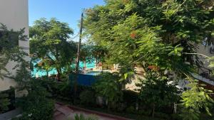 Piscina de la sau aproape de Blue Tides Hotel