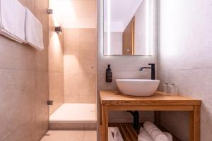 ein Bad mit einem Waschbecken und einer Dusche in der Unterkunft Hotel Krone Tirol in Reutte