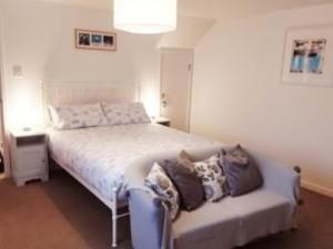 een slaapkamer met een bed met 2 kussens erop bij 2 bed barn with spectacular views - Wye Valley in Symonds Yat