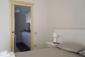 Santa Maria La Carità的住宿－Donna Filu Casa Vacanze，一间卧室配有一张床,一扇门通往厨房