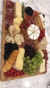 a tray of different types of cheese and grapes at Beau studio centre ville in Montataire