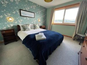 Ένα ή περισσότερα κρεβάτια σε δωμάτιο στο Peaceful Sea View Home only 5 miles from Inverness