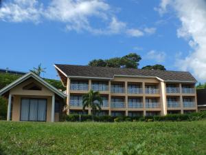 un bâtiment avec beaucoup de fenêtres dans l'établissement Tiki Hôtel - Hôtel d'application du Lycée de Tahiti, à Punaauia