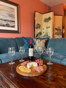uma mesa com uma garrafa de vinho e copos de vinho em Peaceful Sea View Home only 5 miles from Inverness em North Kessock