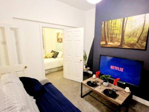 Ett kök eller pentry på 3 Double-Bedroom House with FREE WiFi by Amazing Spaces Relocations Ltd