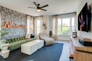 ein Wohnzimmer mit einem grünen Sofa und einem TV in der Unterkunft Nashville - 5625 Lenox Ave in Nashville
