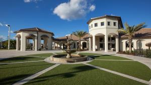 uma casa grande com uma fonte no meio de um relvado em Champions Gate 6br Cozy Home With Pool Spa 8927 em Orlando