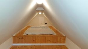 ein Bett in der Mitte eines Daches in der Unterkunft Ferienwohnung an der Wassermühle in Hermannsburg in Hermannsburg