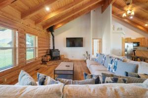 una gran sala de estar con sofás y chimenea. en Splendor Valley Farms: Huge Log Cabin w/ Game Room, en Kamas
