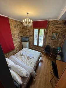 een slaapkamer met 2 bedden en een kroonluchter bij Ionia rooms in Chios