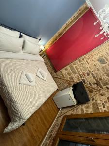 キオスにあるIonia roomsのベッドとテレビ付きのホテルルーム