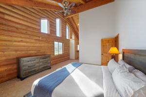 1 dormitorio con 1 cama y ventilador de techo en Splendor Valley Farms: Huge Log Cabin w/ Game Room, en Kamas