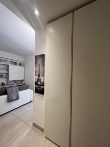 uma sala de estar com uma porta de correr com um quadro na parede em Appartamento BN1 em Follonica